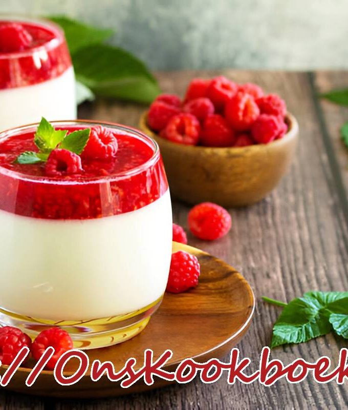 Twee glaasjes panna cotta met verse frambozen als zomers dessert