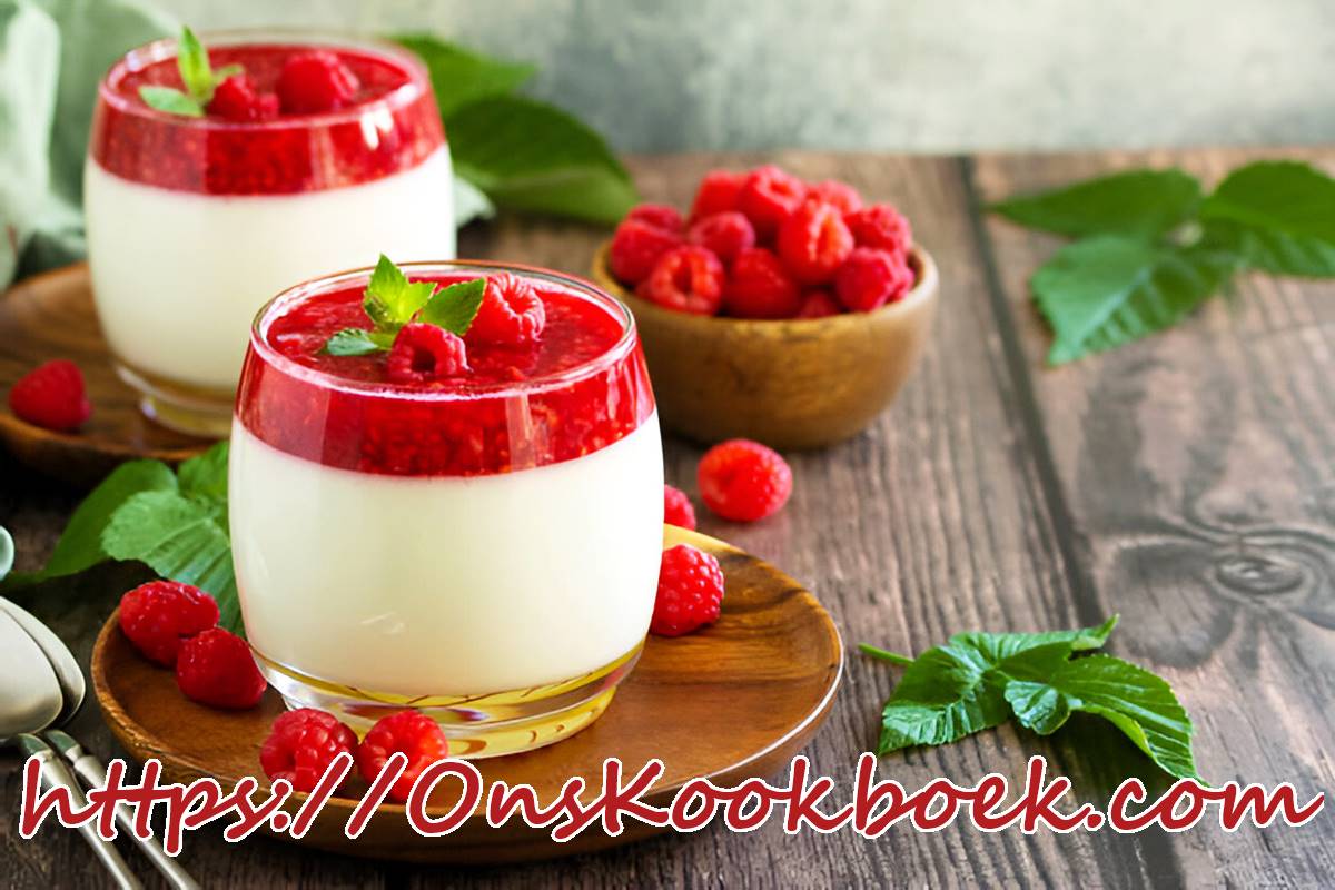 Twee glaasjes panna cotta met verse frambozen als zomers dessert