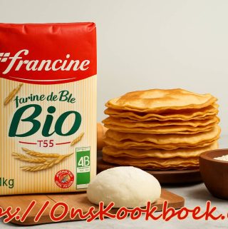 Stapel pannenkoeken met zak Francine T55 bloem en brooddeeg op houten werkplank
