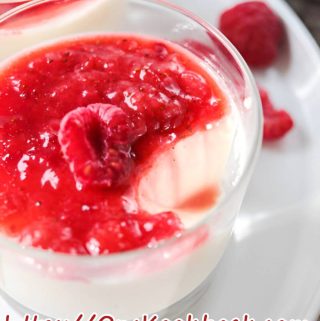 Romige vanille panna cotta in glaasje overgoten met fruitsausje