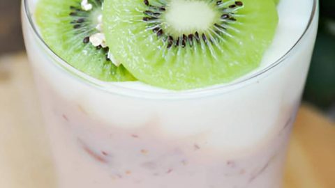 Kiwi aardbei smoothie in glas, gezond ontbijt met yoghurt