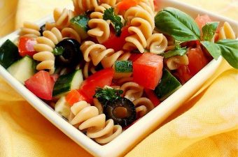 Simpele koude pastasalade met pesto en spekjes Simpele koude pastasalade