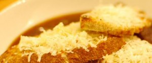 Bruschetta maken in de oven met look en vers geraspte Parmezaanse kaas