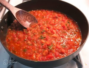 Verse tomatensaus van Jeroen met kerstomaten, sambal en basilicum