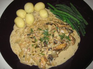 Kip met dragonsaus, gekookte aardappelen en boontjes
