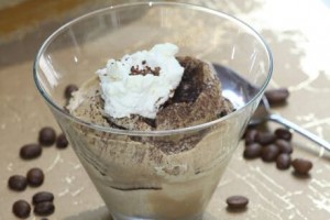 Koffiemousse met een beetje slagroom en koffiebonen
