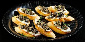 Tapenade gemaakt van fijn gesneden olijven, kappertjes, ansjovis, look, tijm, oregano met citroensap en olijfolie