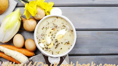 Allerlekkerste witloofsoep recept in een kom met ingredienten op tafel