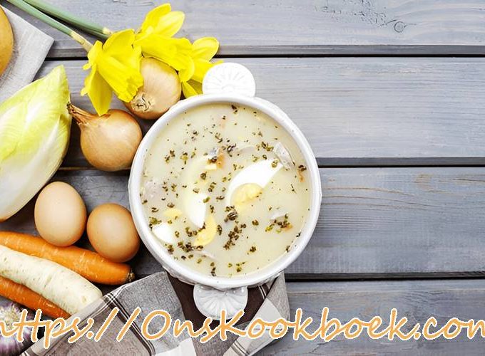 Allerlekkerste witloofsoep recept in een kom met ingredienten op tafel