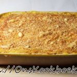 Goudbruin gegratineerde ovenschotel met prei en gehakt net uit de oven