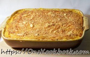 Goudbruin gegratineerde ovenschotel met prei en gehakt net uit de oven