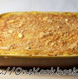 Goudbruin gegratineerde ovenschotel met prei en gehakt net uit de oven