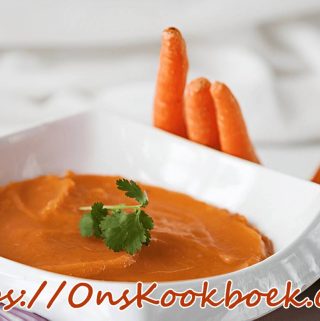 Wortelpuree gemaakt op grootmoeders wijze door de passe-vite met aardappel, ajuin en restje pompoen