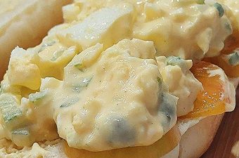 Hoe oma's eiersalade maken: simpel, goedkoop én lekker Oma's eiersalade