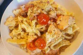 Zelf een bord verse pasta gemaakt, geserveerd met vis in roomsaus