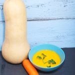 Kom romige wortel-pompoensoep met butternut en wortelen, klassiek recept op grootmoeders wijze