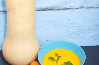 Kom romige wortel-pompoensoep met butternut en wortelen, klassiek recept op grootmoeders wijze