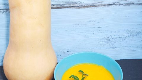 Kom romige wortel-pompoensoep met butternut en wortelen, klassiek recept op grootmoeders wijze