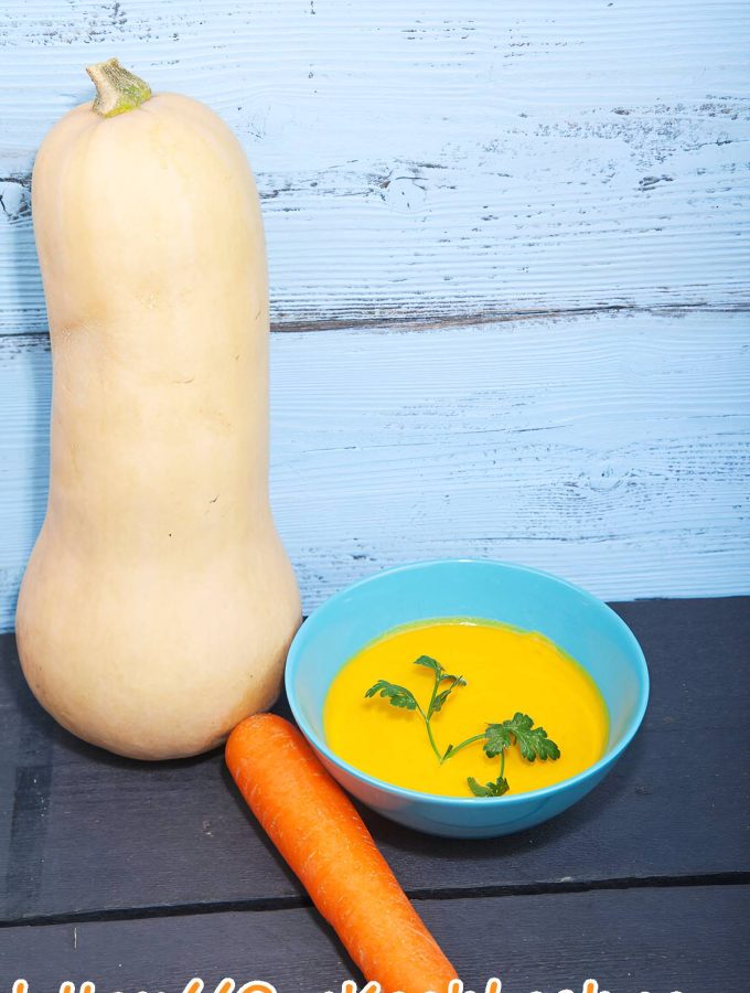 Kom romige wortel-pompoensoep met butternut en wortelen, klassiek recept op grootmoeders wijze