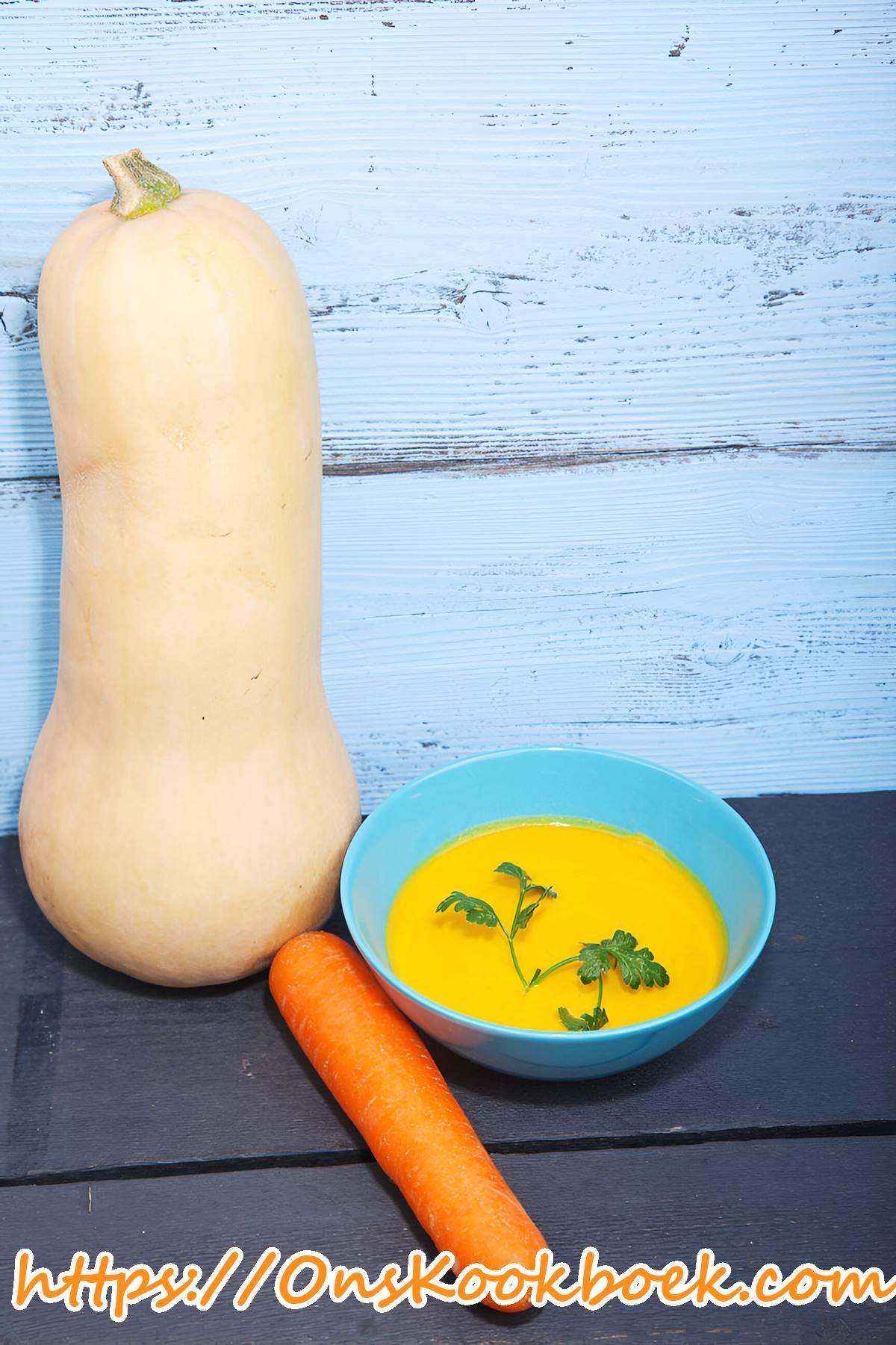 Kom romige wortel-pompoensoep met butternut en wortelen, klassiek recept op grootmoeders wijze