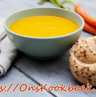 Oma’s klassieke wortelsoep in 30 minuten, geserveerd in een rustieke kom, geserveerd met een broodje