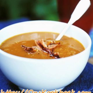 Kom pompoensoep volgens het recept van Jeroen Meus, geserveerd met spekjes