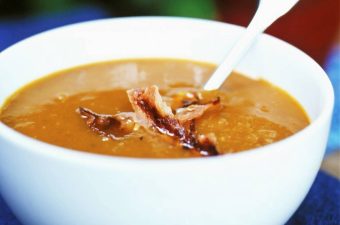 Pompoensoep Jeroen Meus – 2 recepten uit Dagelijkse Kost 🎃 Kom pompoensoep volgens het recept van Jeroen Meus, geserveerd met spekjes