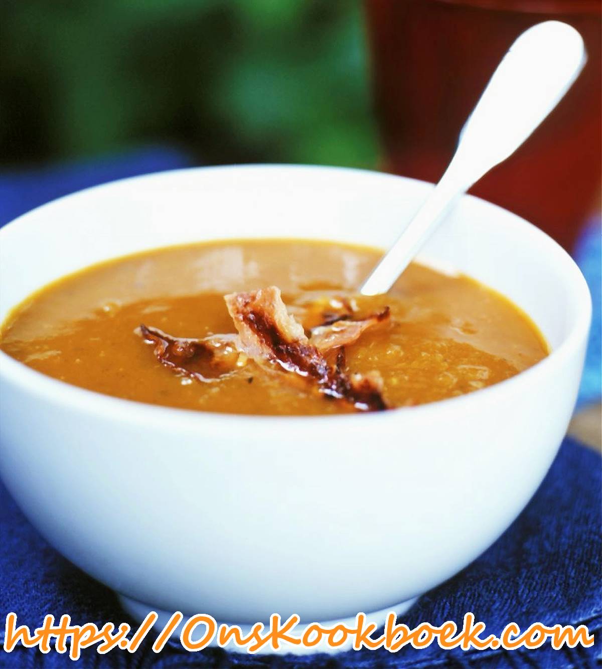 Kom pompoensoep volgens het recept van Jeroen Meus, geserveerd met spekjes