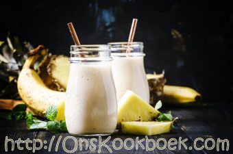 risse ananas smoothies met banaan in glas met rietje, snelle zomerse drank met fruit