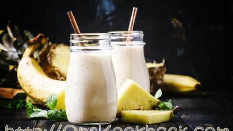 risse ananas smoothies met banaan in glas met rietje, snelle zomerse drank met fruit