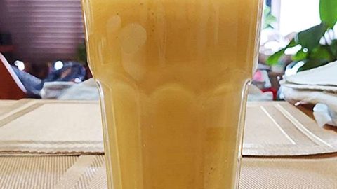 Mango lassi smoothie in glas met ijs, frisse drank bij warm weer