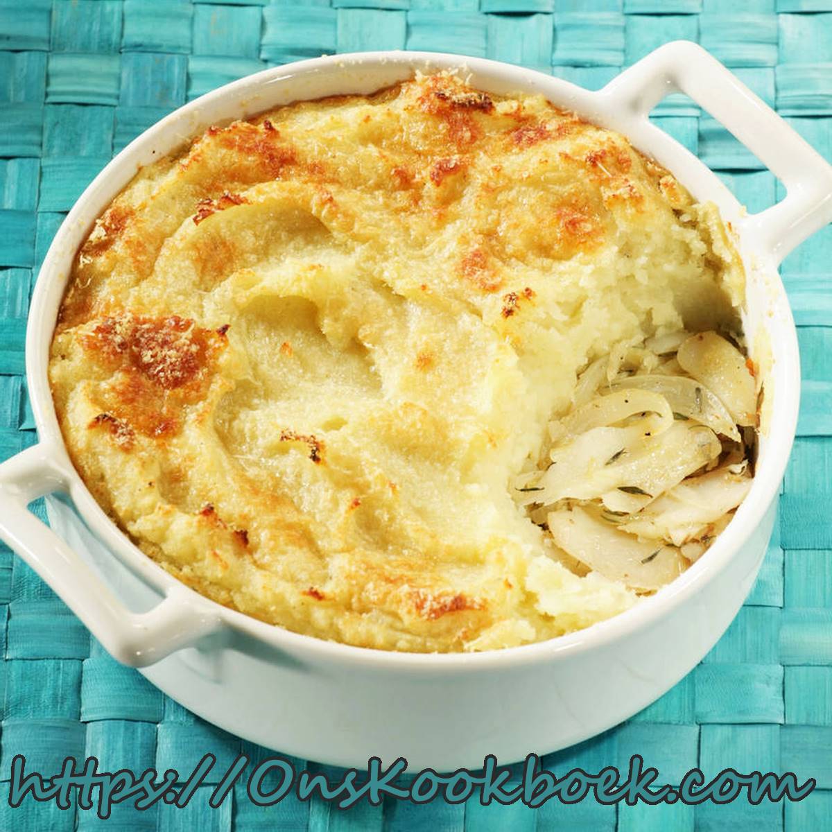 Aardappelgratin met kabeljauw en romige kaassaus in ovenschaal