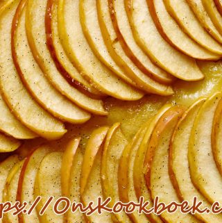 Appeltaart van Piet Huysentruyt met dunne schijfjes appel en glanzende boter-suikertopping