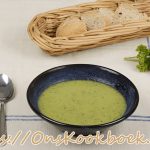Romige courgettesoep zonder room gemaakt met cashewnotenmelk en basilicum