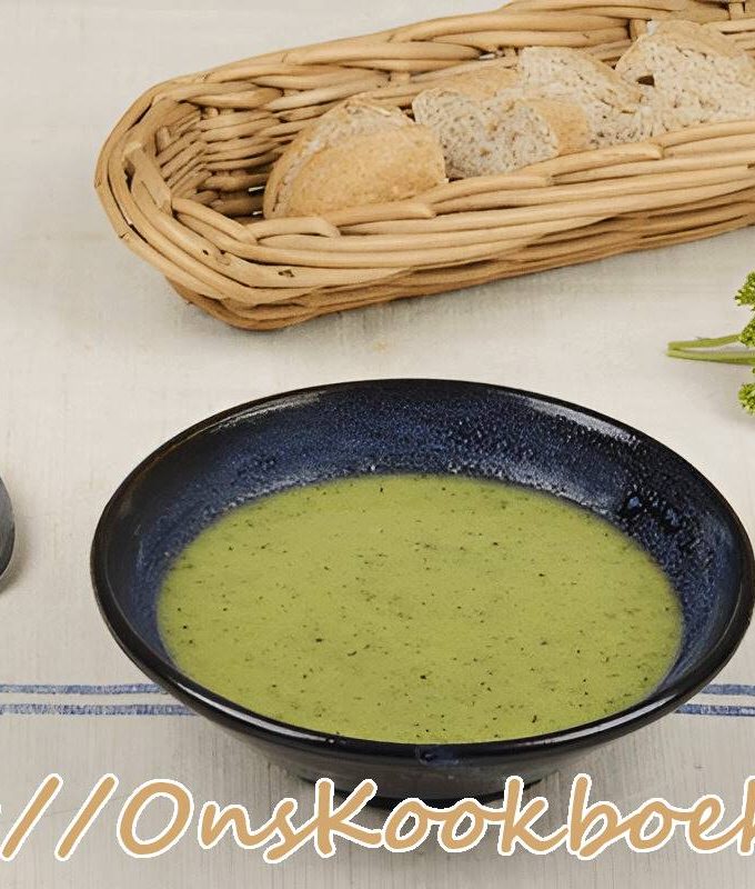 Romige courgettesoep zonder room gemaakt met cashewnotenmelk en basilicum