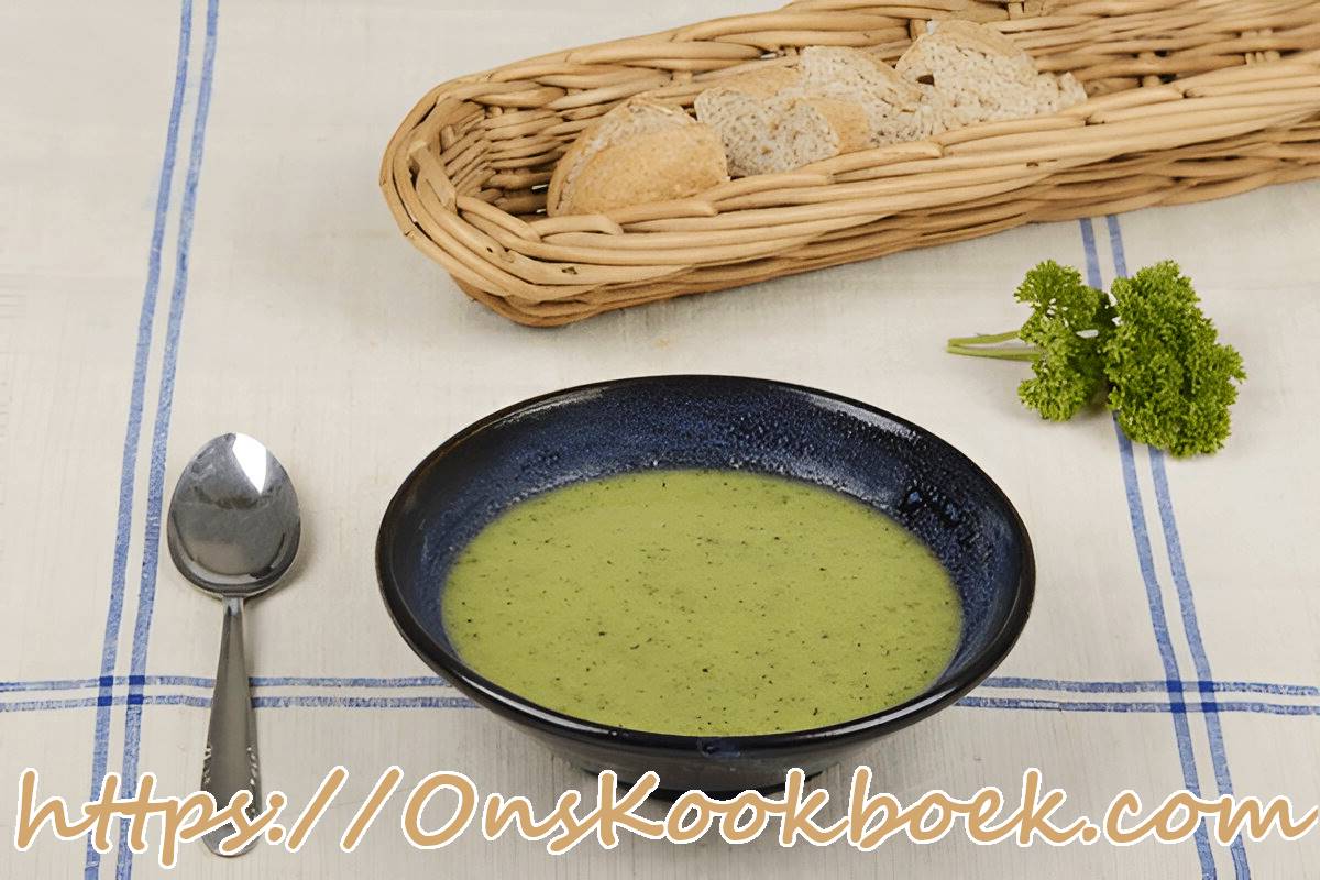 Romige courgettesoep zonder room gemaakt met cashewnotenmelk en basilicum