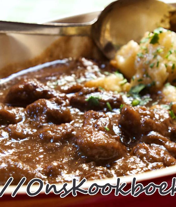 Hertenstoofpot met champignons en romige saus, geserveerd met aardappelen