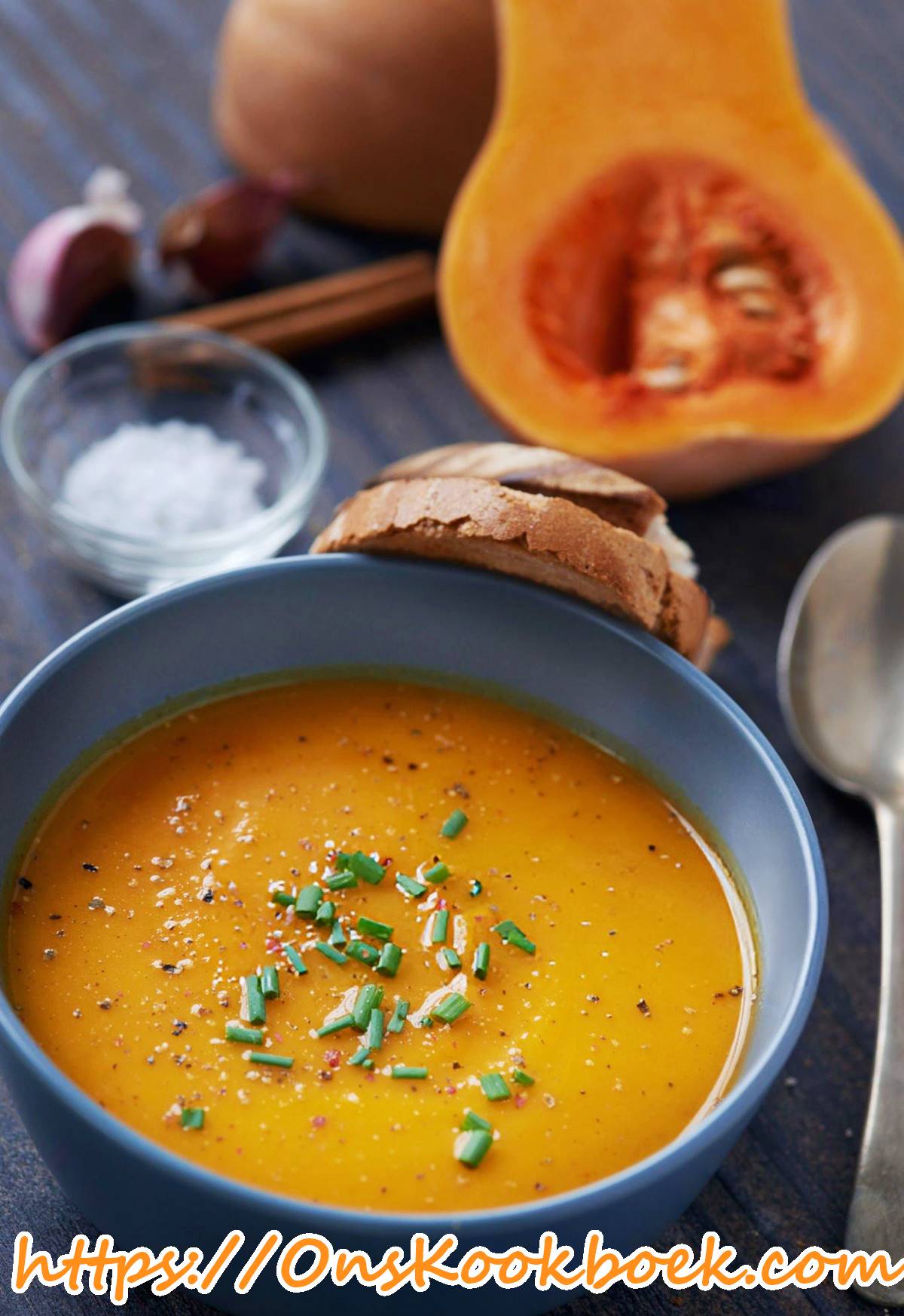 Kom romige pompoensoep volgens recept van Piet Huysentruyt, geserveerd met brood