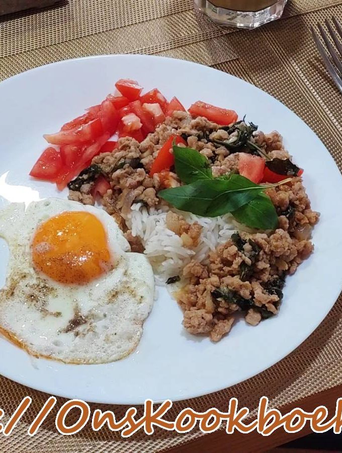 Thaise basilicum varkensgehakt met rijst en spiegelei