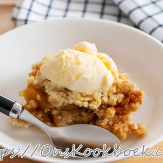 Appelcrumble van Jeroen Meus – warme appel crumble taart met krokante korst en bol vanille-ijs