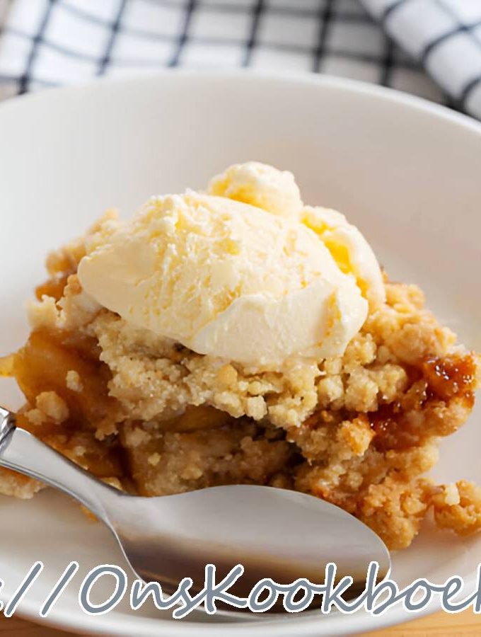 Appelcrumble van Jeroen Meus – warme appel crumble taart met krokante korst en bol vanille-ijs