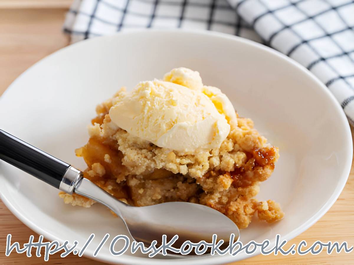 Appelcrumble van Jeroen Meus – warme appel crumble taart met krokante korst en bol vanille-ijs