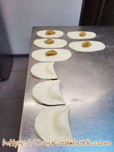 Appelflappen vullen met appelmoes en dichtvouwen tot halve maantjes
