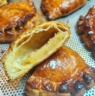 Versgebakken appelflappen met bladerdeeg en appelmoes, goudbruin uit de oven