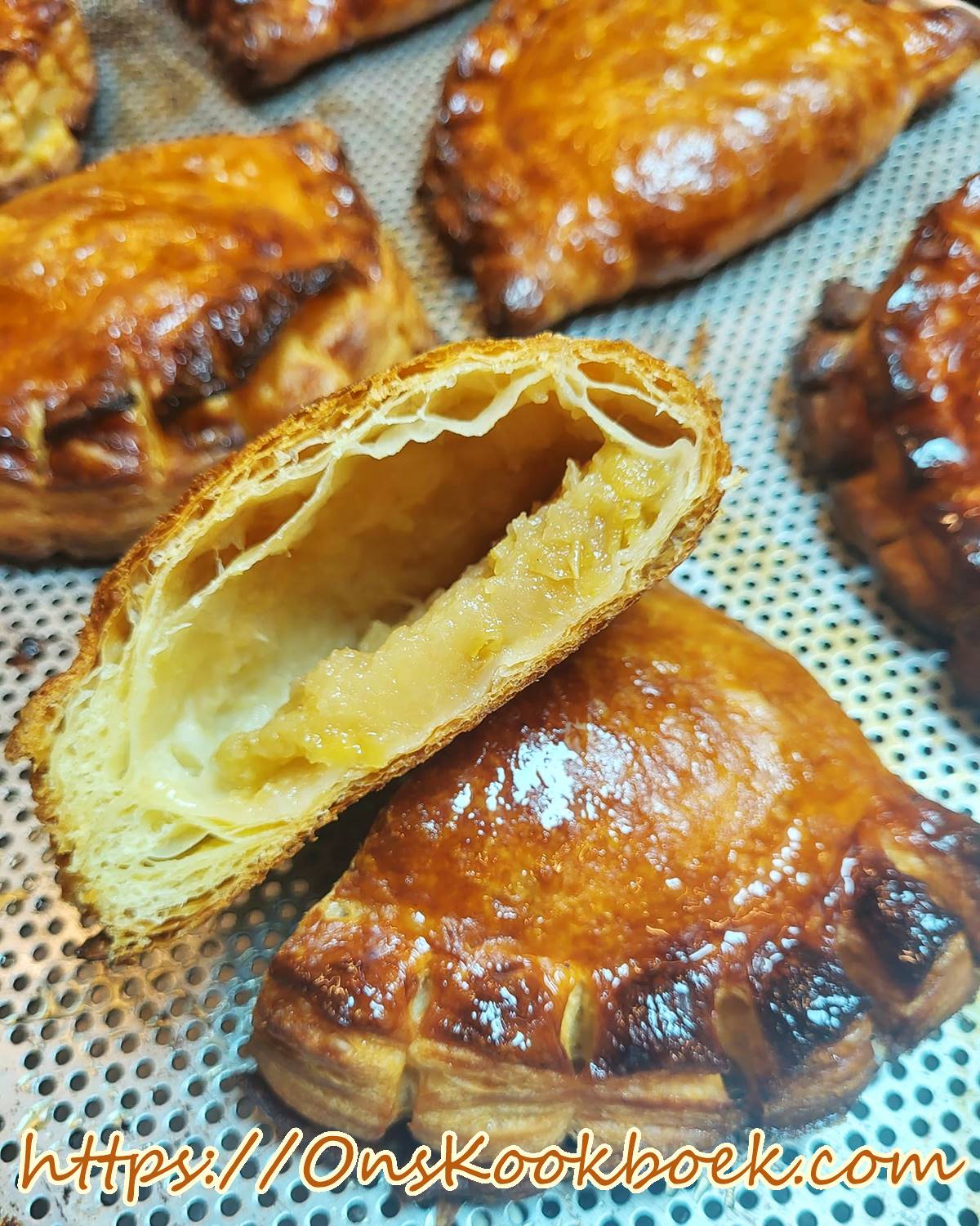Versgebakken appelflappen met bladerdeeg en appelmoes, goudbruin uit de oven