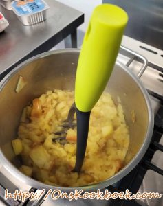 Appels worden gestampt tot appelmoes