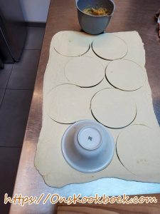 Ronde plakjes uit vel bladerdeeg snijden