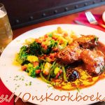 Konijn met pruimen en bier in Vlaamse saus, geserveerd met groenten en saus