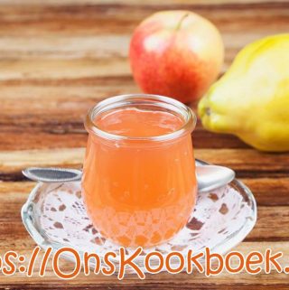 Glanzende pot kweepeer-appelgelei gemaakt met geleisuiker, klaar om te smeren