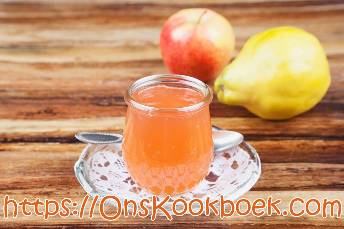 Glanzende pot kweepeer-appelgelei gemaakt met geleisuiker, klaar om te smeren